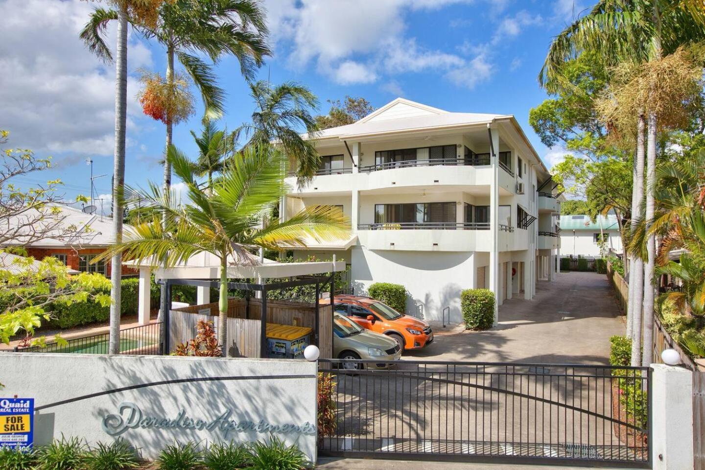 Poolside Living In Contemporary Tropical Retreat Apartment Cairns Exterior photo