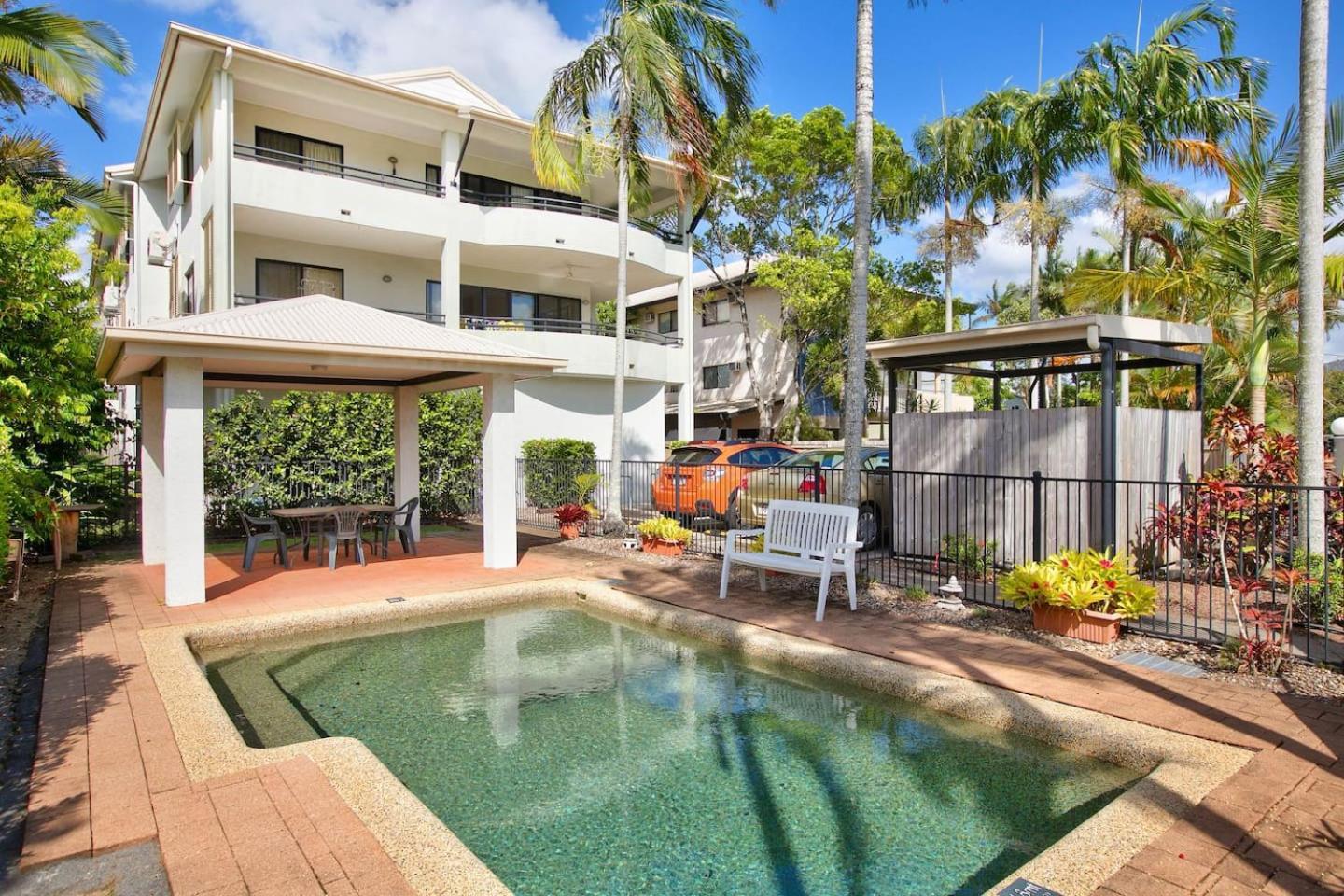 Poolside Living In Contemporary Tropical Retreat Apartment Cairns Exterior photo